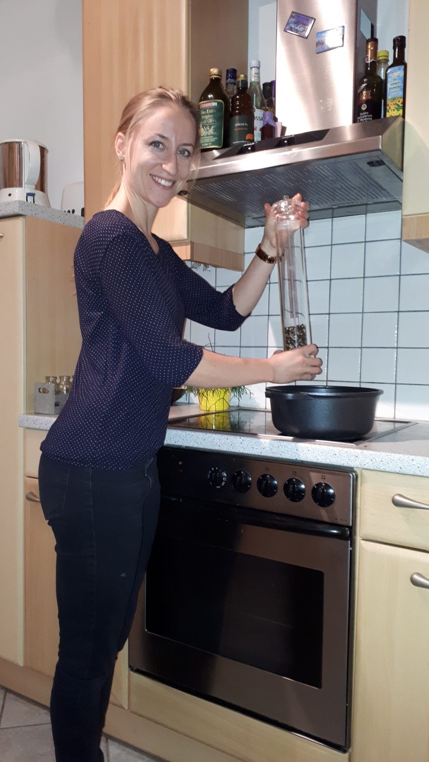 Frauen, die täglich kochen